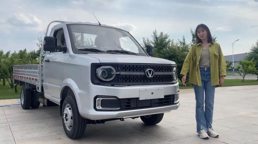 角馬車(chē)與小姑娘合影圖.jpg